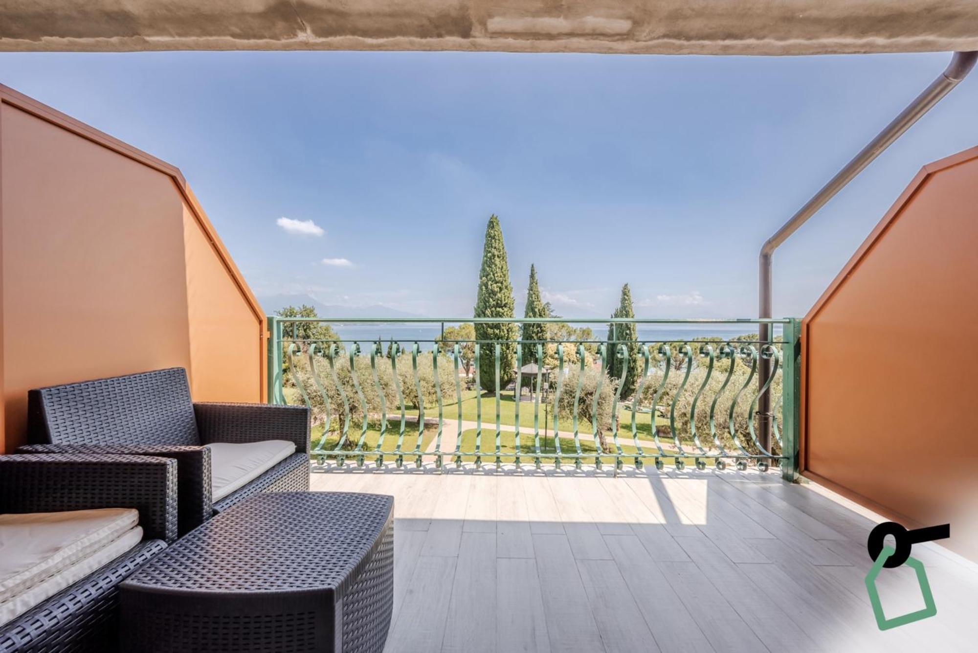 Hotiday Apartment Collection - Desenzano เดเซนซาโนเดลการ์ดา ภายนอก รูปภาพ