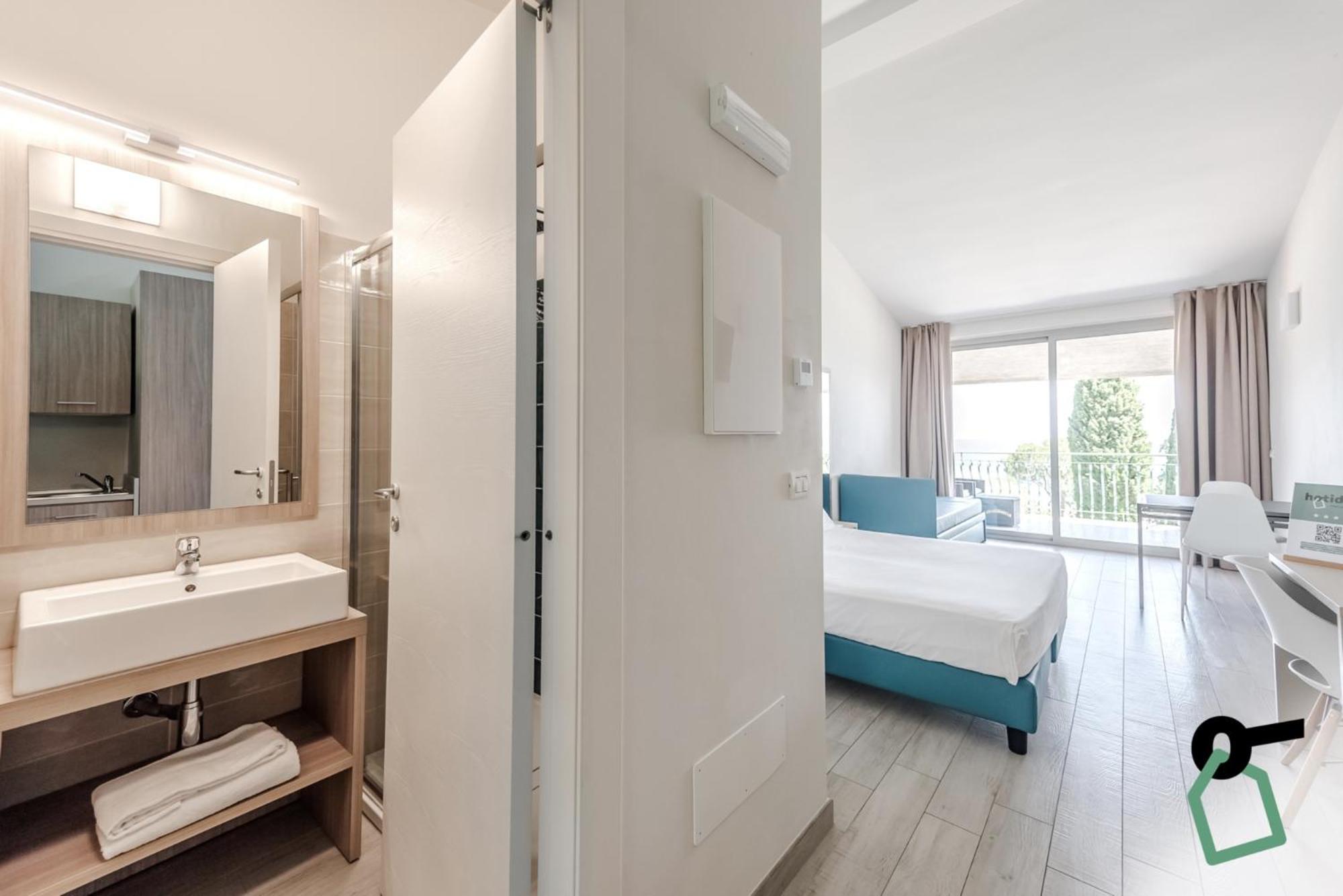 Hotiday Apartment Collection - Desenzano เดเซนซาโนเดลการ์ดา ภายนอก รูปภาพ
