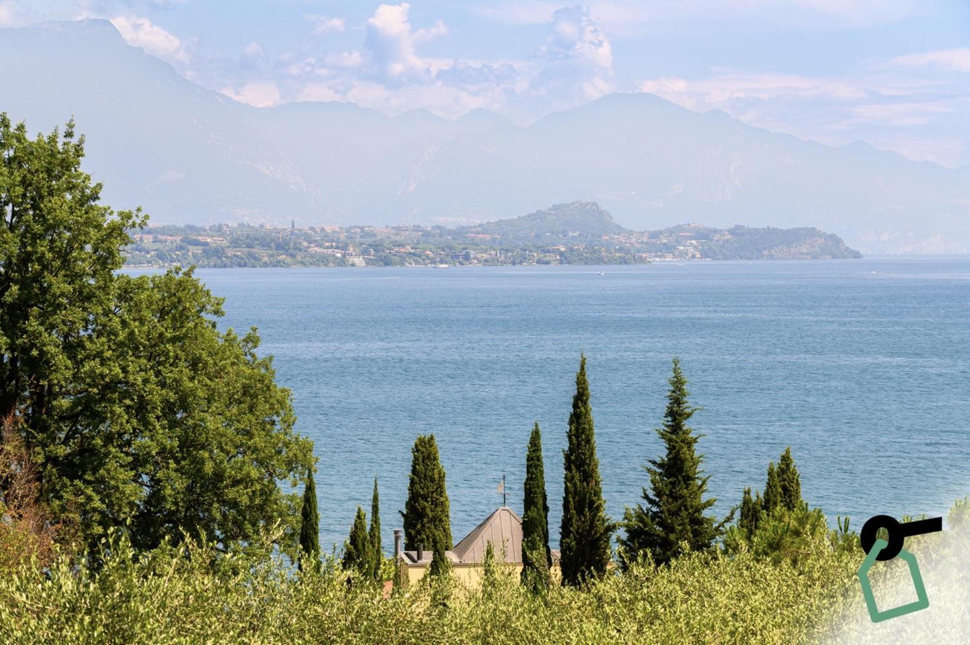Hotiday Apartment Collection - Desenzano เดเซนซาโนเดลการ์ดา ภายนอก รูปภาพ