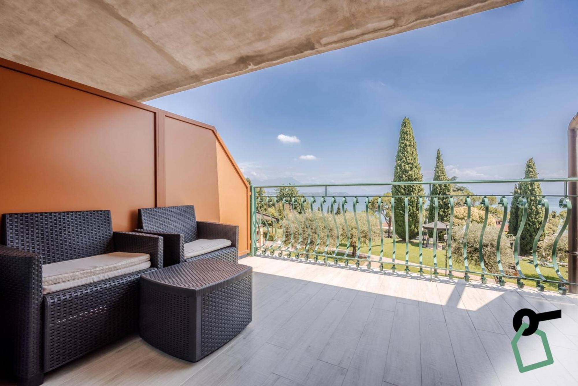 Hotiday Apartment Collection - Desenzano เดเซนซาโนเดลการ์ดา ภายนอก รูปภาพ