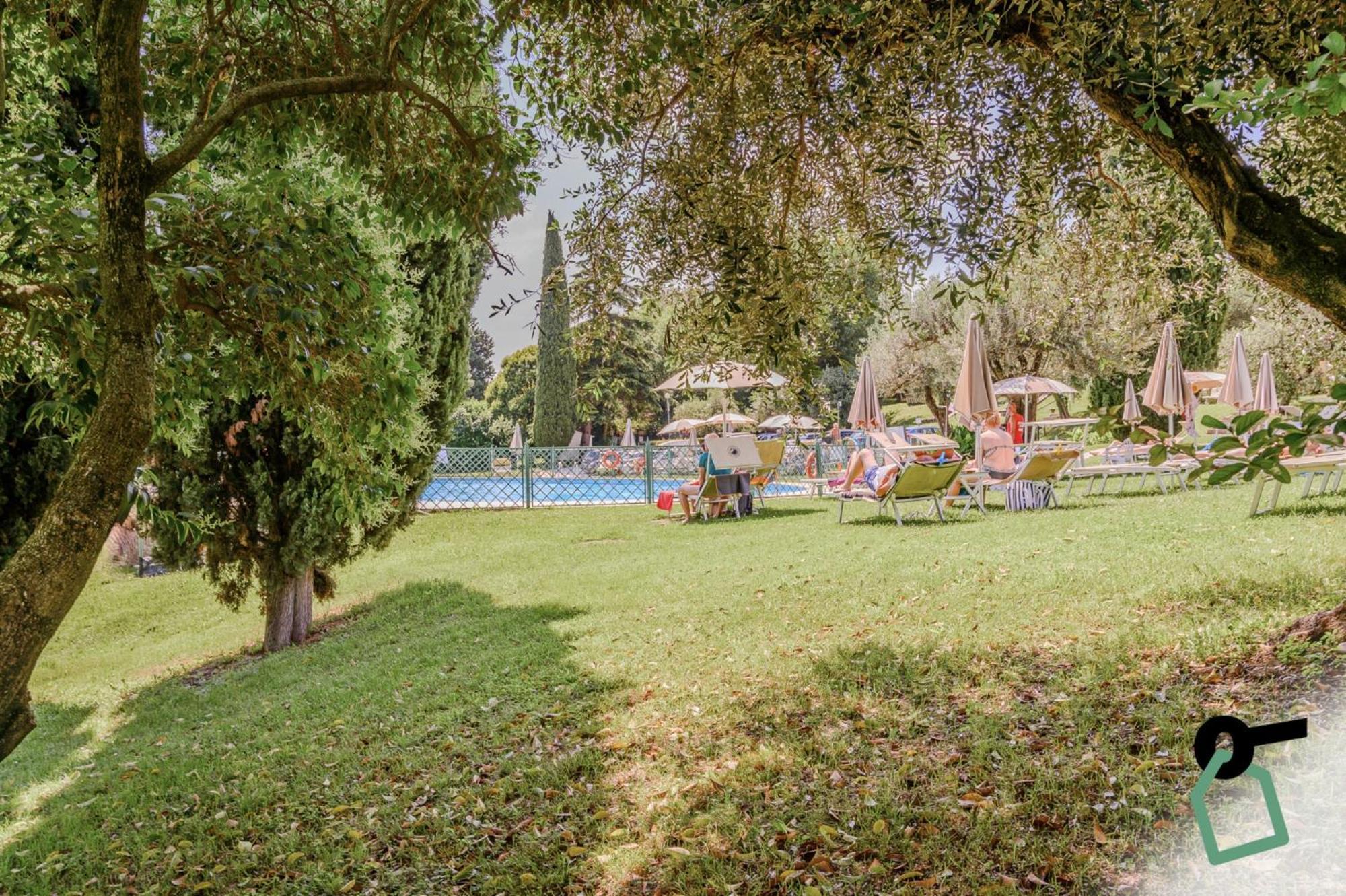 Hotiday Apartment Collection - Desenzano เดเซนซาโนเดลการ์ดา ภายนอก รูปภาพ